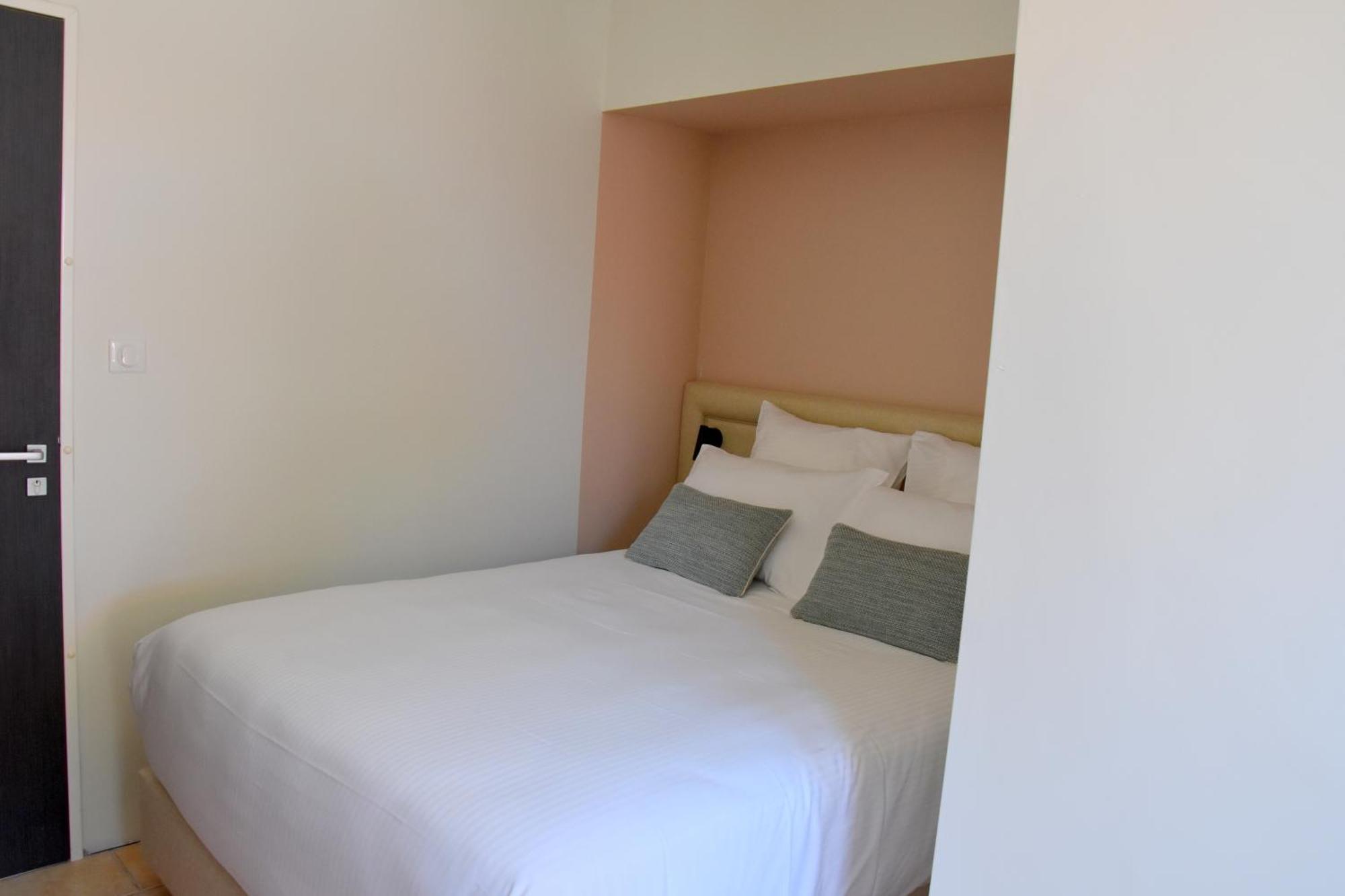 Logis Hotel Restaurant Le Kalliste Йер Экстерьер фото