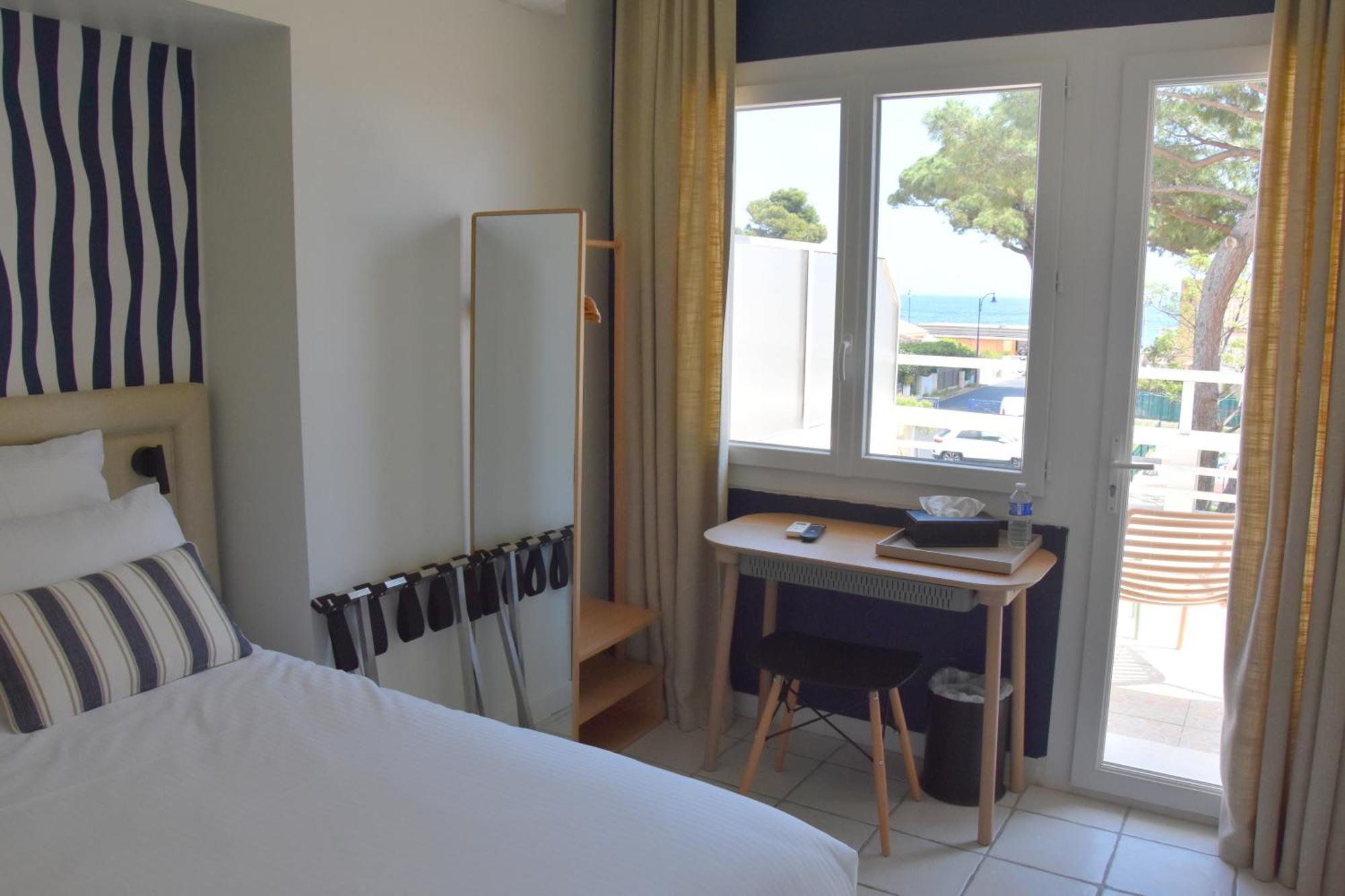 Logis Hotel Restaurant Le Kalliste Йер Экстерьер фото